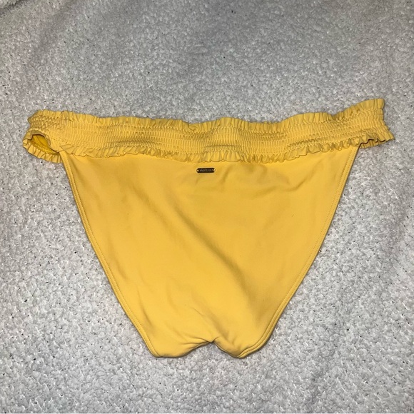 Yellow bikini - Picture 6 of 8